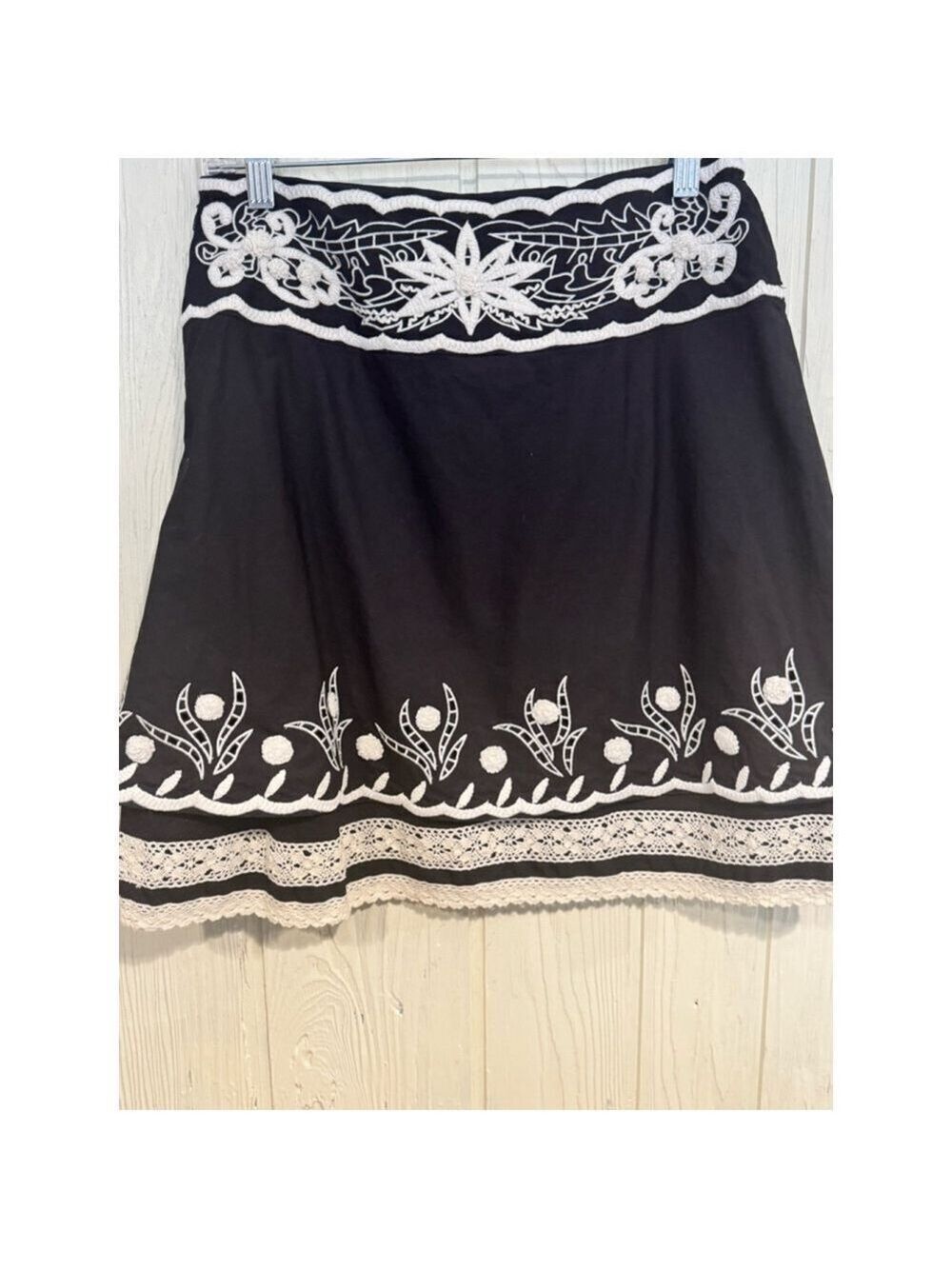 Cynthia Steffe Black Skirt Size 4 White Embroidery Cotton